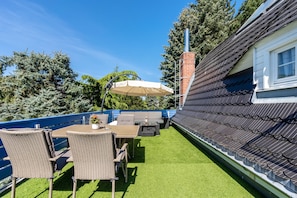 Outdoor dining - Holiday Apartment 'Carpe Diem - Ferienwohnung' with Shared Garden and Wi-Fi (Görlitz)