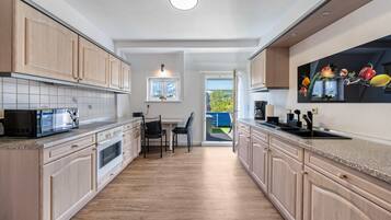 雪櫃、微波爐、焗爐、爐具