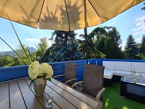 Outdoor dining - Holiday Apartment 'Carpe Diem - Ferienwohnung' with Shared Garden and Wi-Fi (Görlitz)