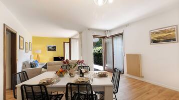 Family Apartment, Multiple Bedrooms (Il Giardino di Riva) | Dining