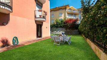 Family Apartment, Multiple Bedrooms (Il Giardino di Riva) | Outdoor dining