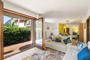 Family Apartment, Multiple Bedrooms (Il Giardino di Riva) | Living area | 21-inch flat-screen TV with cable channels, TV - Il Giardino di Riva (Riva del Garda)