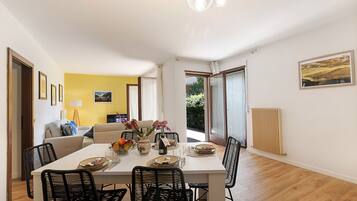 Family Apartment, Multiple Bedrooms (Il Giardino di Riva) | Dining