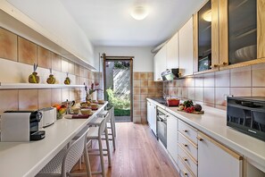 Family Apartment, Multiple Bedrooms (Il Giardino di Riva) | Private kitchen | Fridge, microwave, oven, stovetop - Il Giardino di Riva (Riva del Garda)
