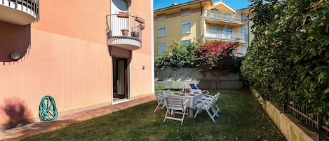 Family Apartment, Multiple Bedrooms (Il Giardino di Riva) | Outdoor dining