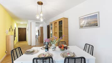 Family Apartment, Multiple Bedrooms (Il Giardino di Riva) | Dining