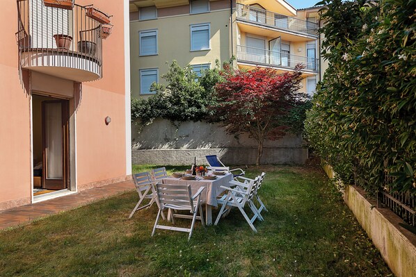 Family Apartment, Multiple Bedrooms (Il Giardino di Riva) | Outdoor dining