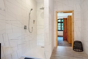 Shower, hair dryer, towels - Holiday Home 'Ferienhaus Dorfidyll' with Private Terrace, Private Garden and Wi-Fi (Bugewitz)