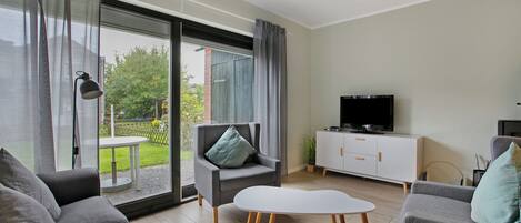 TV, fireplace, stereo