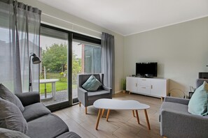 Televisión, chimenea y estéreo