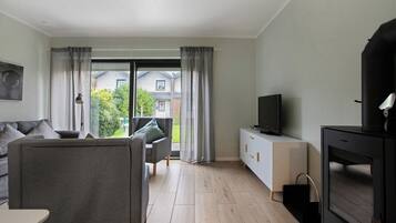 Fernseher, Kamin, Stereoanlage