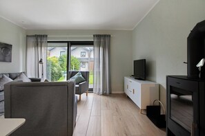 TV, fireplace, stereo - Holiday home "Deichkönig" directly in the spa centre, private terrace and WLAN (Nordstrand)