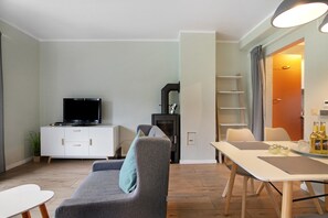 Televisión, chimenea y estéreo