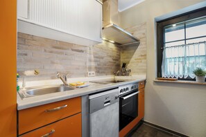 Kylskåp, mikrovågsugn, ugn och spishäll