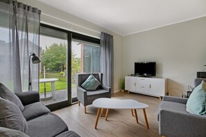 Televisión, chimenea y estéreo 