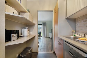 Fridge, microwave, oven, stovetop - Holiday home "Deichkönig" directly in the spa centre, private terrace and WLAN (Nordstrand)