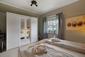 2 bedrooms, iron/ironing board, free WiFi, bed sheets - Holiday home "Deichkönig" directly in the spa centre, private terrace and WLAN (Nordstrand)