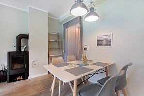 Dining - Holiday home "Deichkönig" directly in the spa centre, private terrace and WLAN (Nordstrand)