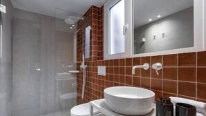 Dusj, hårføner, håndklær og såpe