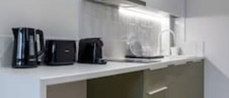 Réfrigérateur, plaque de cuisson, cafetière/bouilloire