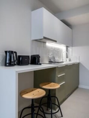 Fridge, stovetop, coffee/tea maker, electric kettle - Central Bliss Suite D1 (Athens)