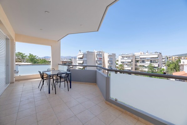 Outdoor dining - Marousi Comfort Residence (Marousi)