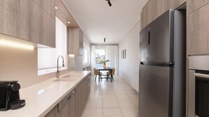 Une cuisine moderne dotée d’un réfrigérateur en acier inoxydable, de meubles en bois, d’un lave-vaisselle encastré et d’une fenêtre donnant sur un paysage urbain.
