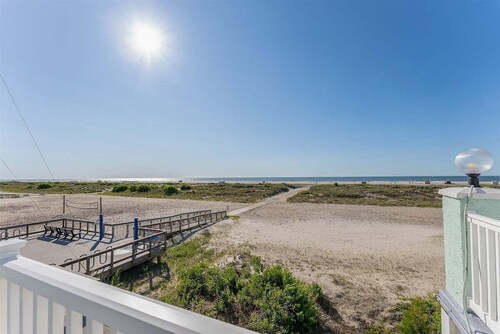 Beachside Condo w/, Ocean Views | Pool | BBQ Grill