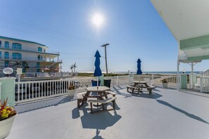 Outdoor dining - 404 E Denver Ave, Unit 216 (Wildwood Crest)