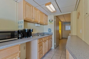 Fridge, coffee/tea maker, blender