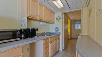 Fridge, coffee/tea maker, blender