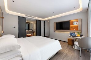 Business Single Room, Balcony, City View | Premium bedding, laptop workspace, blackout drapes, soundproofing - Poltton International Apartment Gaoming (Foshan)