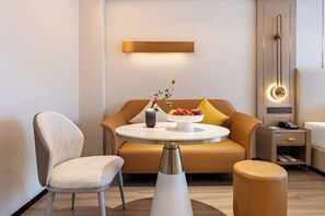 Quarto solteiro empresarial, sacada, vista para a cidade | Roupas de cama premium, espaço de trabalho para notebook