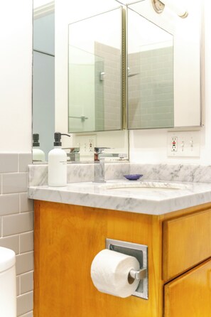 Ducha, artículos de tocador ecológicos, secador de pelo, toallas