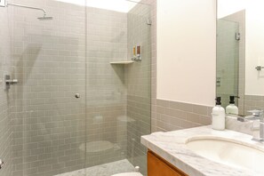 Dusche, umweltfreundliche Kosmetikartikel, Haartrockner, Handtücher