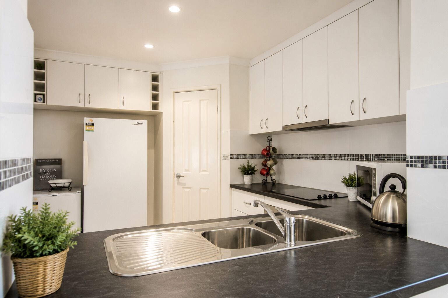 House, 4 Bedrooms, Non Smoking, Kitchen | Private kitchen | Full-size fridge, microwave, oven, stovetop