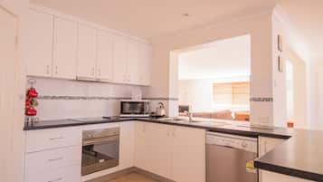 House, 4 Bedrooms, Non Smoking, Kitchen | Private kitchen | Full-size fridge, microwave, oven, stovetop