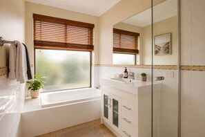 House, 4 Bedrooms, Non Smoking, Kitchen | Bathroom | Shower, hair dryer, towels, shampoo - Family Oasis At Busselton (Geographe)
