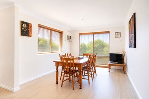 House, 4 Bedrooms, Non Smoking, Kitchen | In-room dining