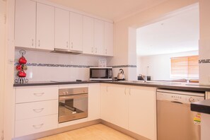 Casa, 4 habitaciones, no fumadores, cocina | Cocina privada | Frigorífico grande, microondas, horno y placa de cocina