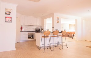 Refrigerador con freezer, microondas, horno, placa de cocina