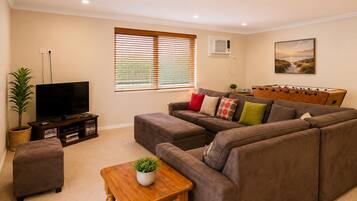 House, 4 Bedrooms, Non Smoking, Kitchen | Living area | 55-inch TV with digital channels