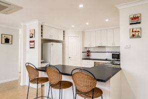 House, 4 Bedrooms, Non Smoking, Kitchen | Private kitchen | Full-size fridge, microwave, oven, stovetop