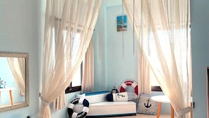 ห้องแฟมิลี่สำหรับสี่ท่าน, ระเบียง, วิวทะเล | เตียงพร้อมฟูกเสริมที่นอน, ห้องเก็บเสียง, Wi-Fi ฟรี