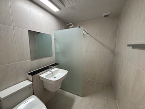 Familieværelse til 3 personer | Badeværelse | Bruser, designertoiletartikler, hårtørrer, badekåber