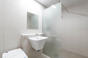 Studiosuite, Mehrere Betten, Nichtraucher, eigenes Bad | Badezimmer | Dusche, Designer-Toilettenartikel, Haartrockner, Bademäntel
