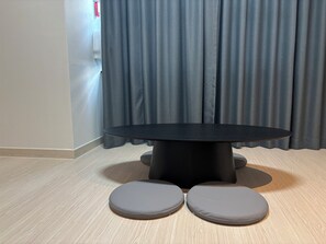 Habitación triple familiar | Ropa de cama de alta calidad y camas con efecto memoria 