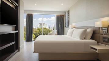 Suite, 1 cama King size y sofá cama, para no fumadores, vista a la ciudad | Escritorio, espacio para trabajar con laptop y insonorización