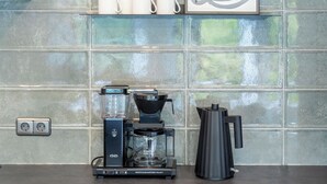 A kitchen with a coffee maker, a blender, and a coffee pot on the counter. - "Designloft Thierhaupten - Creative retreat & Maisonette house " (Thierhaupten)