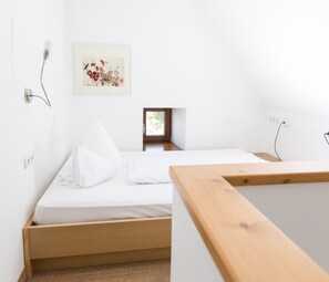 10 bedrooms, desk, WiFi, bed sheets